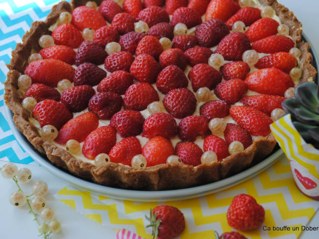 Tarte Aux Fraises Et Groseilles Blanches Pate Aux Speculoos Et Creme Au Mascarpone Recette Par Ca Bouffe Un Doberman