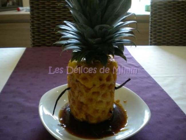 Ananas rôti entier au sirop d’agave et son espuma Pina Colada