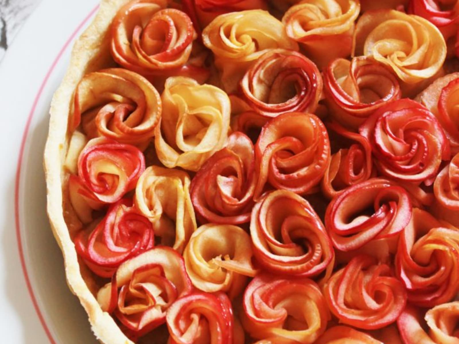 tarte aux pommes aux fleurs cuite au four