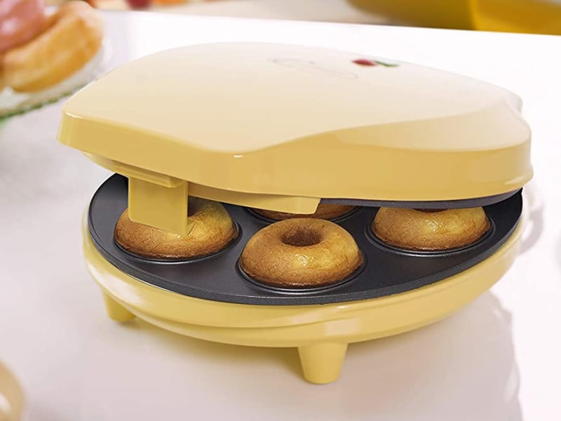 Un appareil à mini donuts ou autres beignets sucrés et salés