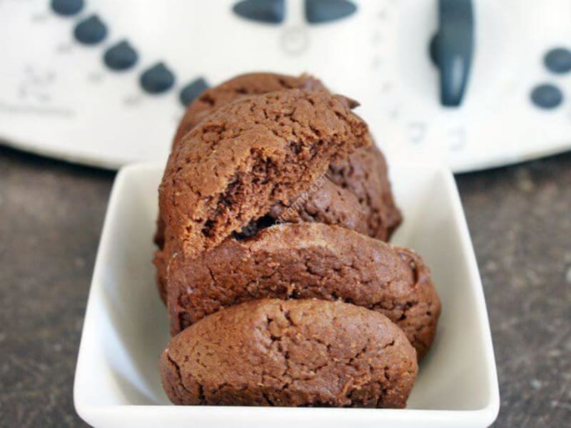 Biscuits au chocolat noir et crème de chocolat blanc - Cookidoo® – la  plateforme de recettes officielle de Thermomix®