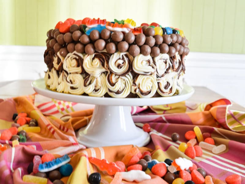Fabrique Caramel - Gâteau d'anniversaire pour une petite fille de 3 ans!  Formule « le Créatif » avec base de gâteau chocolat, poires du Québec  caramélisées, ganache montée chocolat blanc et décor