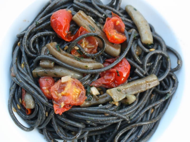 Spaghetti à l'encre de seiche et aux encornets - Recette par Les