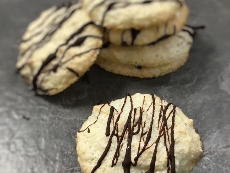 Petits Gateaux Noix De Coco Et Chocolat Facon Rochers Ou Congolais Recette Par Recettes Au Companion Ou Pas