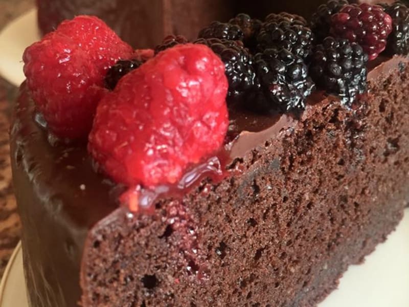 Gateau Au Chocolat Avec Ganache Et Fruits Rouges Recette Par Gateau Et Cuisine Rachida