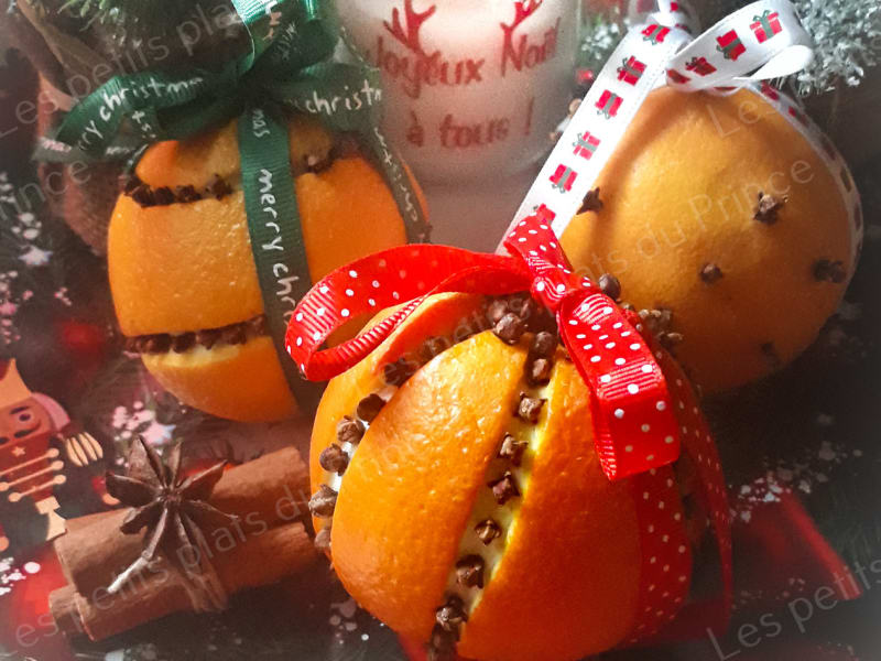 Pomme d'ambre de Noël : une orange piquée aux clous de girofle - Recette  par Les petits plats du Prince