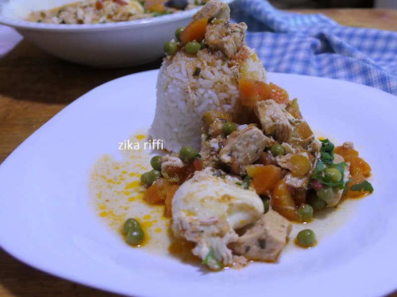 Poulet sauce paprika et son riz noir - Des recettes à Gogo - Recettes  Maison - Simples - Veggies by Gogo