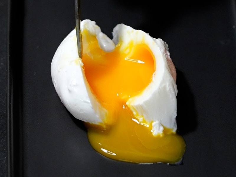 Oeufs pochés - Comment pocher un oeuf simplement ? - Recette par