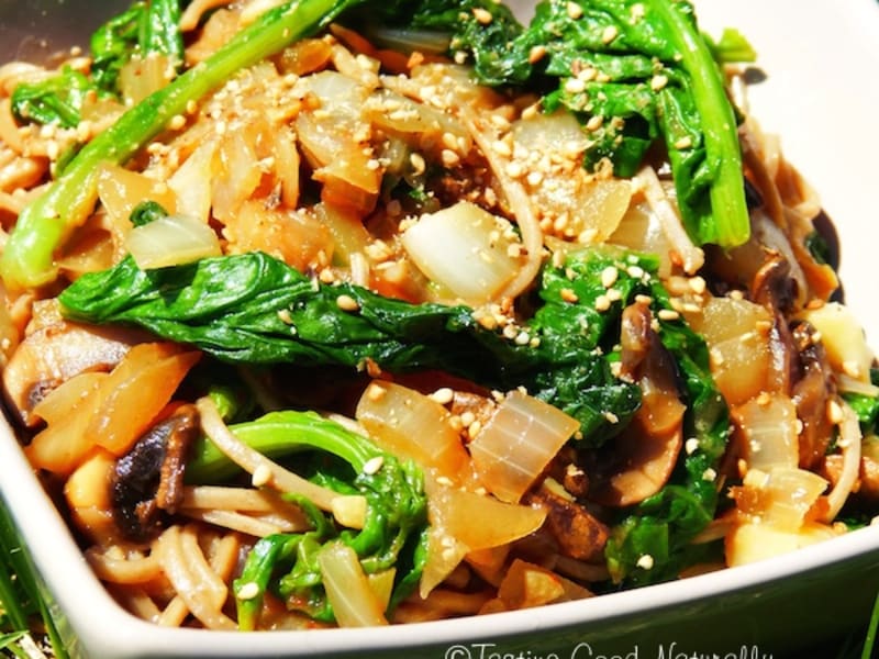 Nouilles soba, tofu, champignons et bok choys - Châtelaine