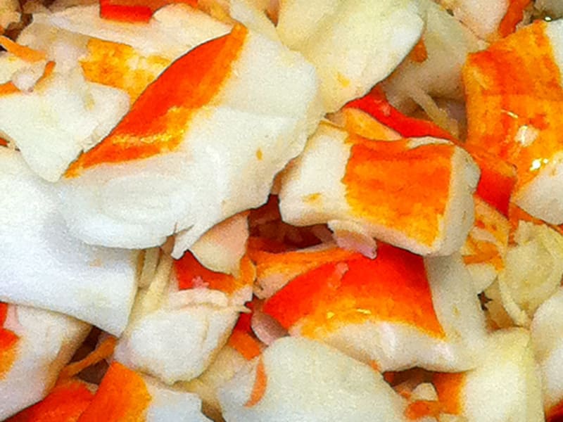 Le surimi, un petit bâtonnet orange et blanc qui se déguste dans de  nombreuses recettes