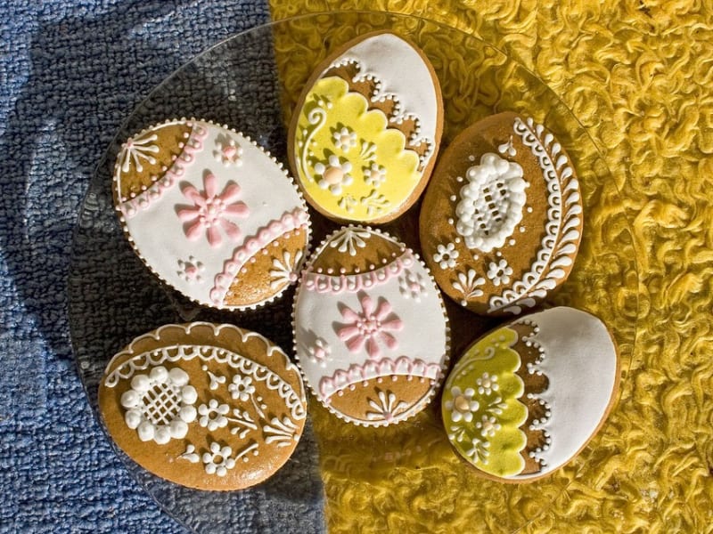 Poches à Douille Avec Glaçage Royal De Couleur Pastel Pour Décorer Les  Biscuits Au Sucre De Pâques.