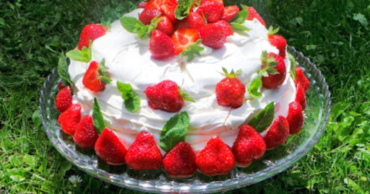 Gateau Meringue Aux Fraises Et Sirop De Rose Recette Par My Culinary Curriculum