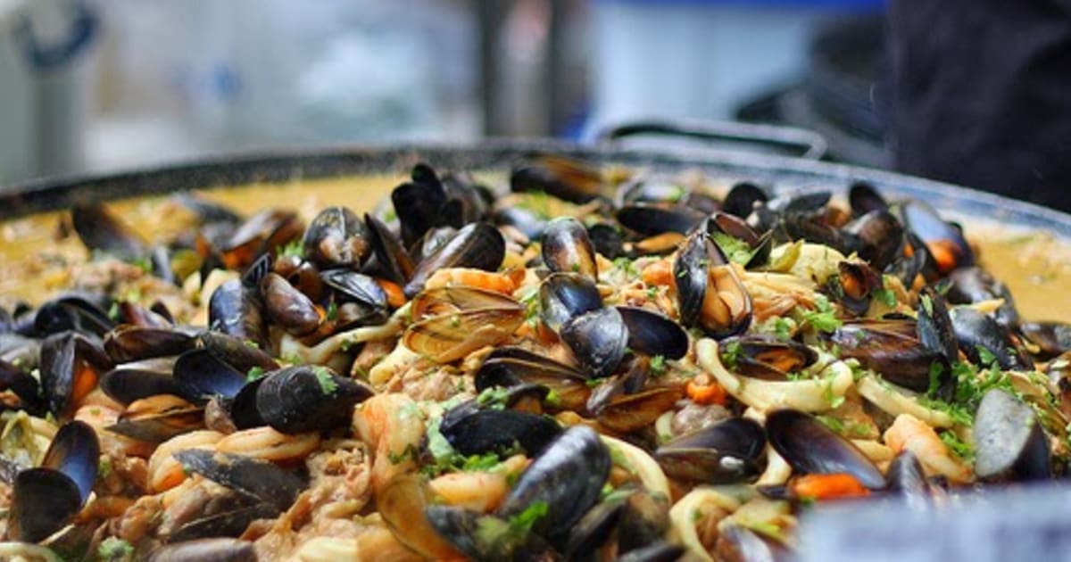 Мидии в геленджике поесть. Мидии в кафе. Каспийка ресторан казань. Мидии в ресторане. Мидии в ресторане.