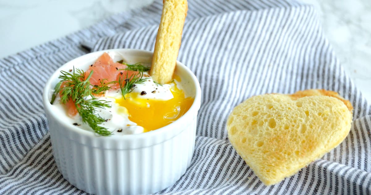 Oeufs cocotte crémeux au saumon fumé et à une belle entrée