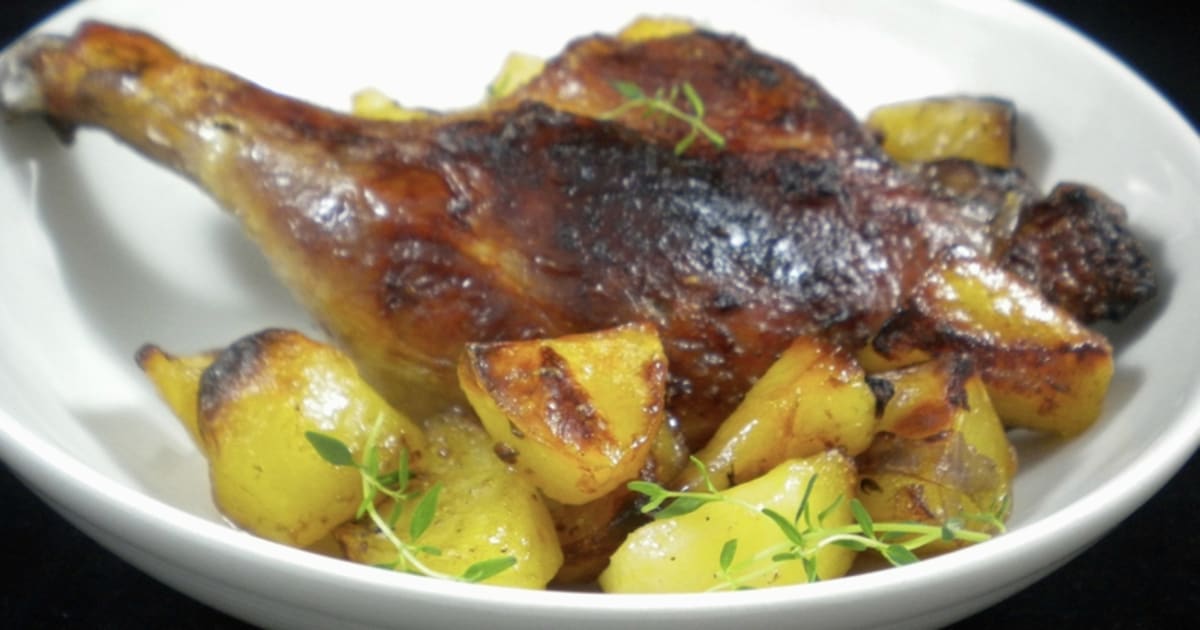 Cuisses de canard cuites au four et ses pommes de terre fondantes - Recette  par Mimm