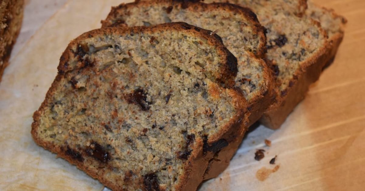 Cake A La Peau De Banane Et Pepites De Chocolat Maman Ca Deborde Recette Par Maman Ca Deborde