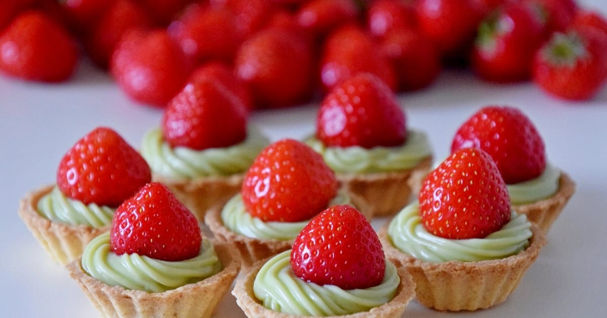 Mini Tartelette Garnie De Creme D Avocat Surmonte D Une Fraise Recette Par Miamponpon