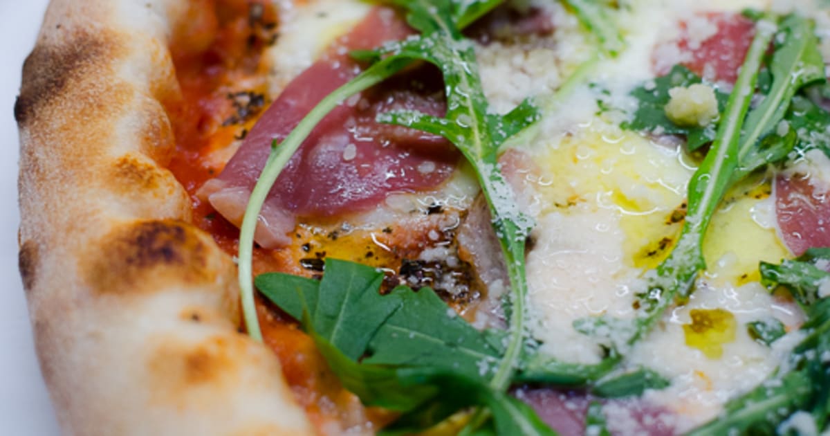 Pizza au magret de canard fumé, à la roquette et au parmesan : recette