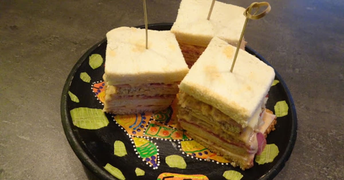 Sloppy Joe Sandwich doubledecker avec fromage, pastrami, jambon