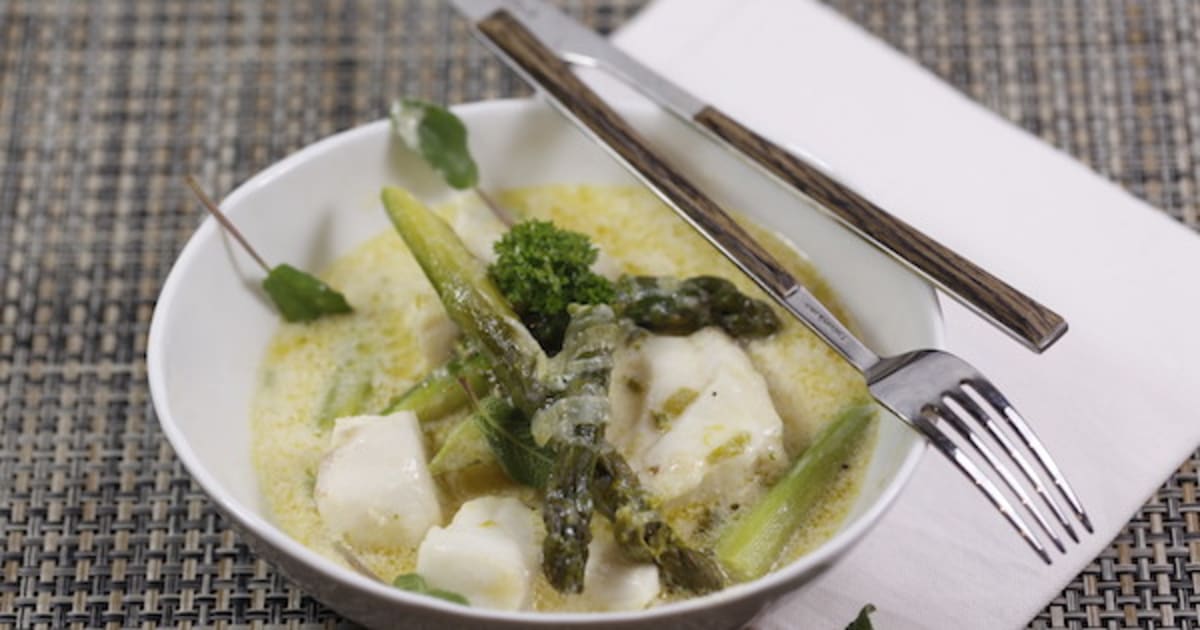 Asperges vertes et cabillaud en bouillon d'oignon crémé Recette par