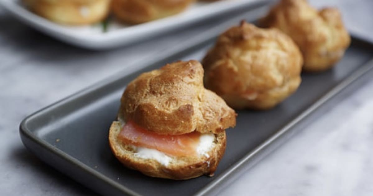 Petits choux garnis de saumon fumé et fromage frais