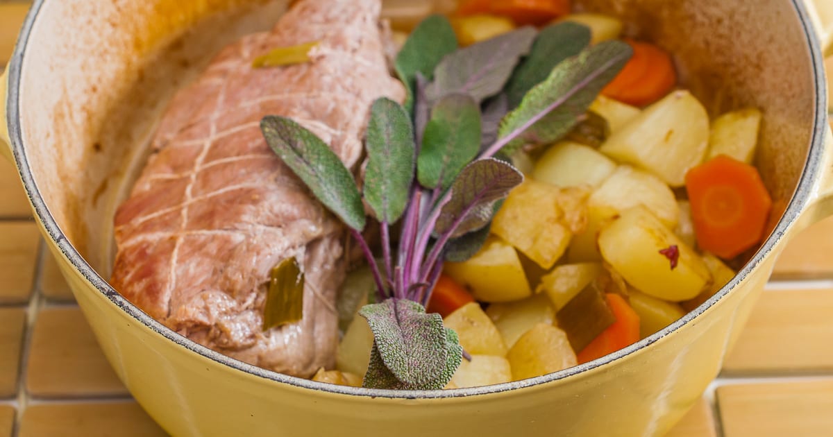 Rôti de porc à la sauge et aux pommes de terre nouvelles ...