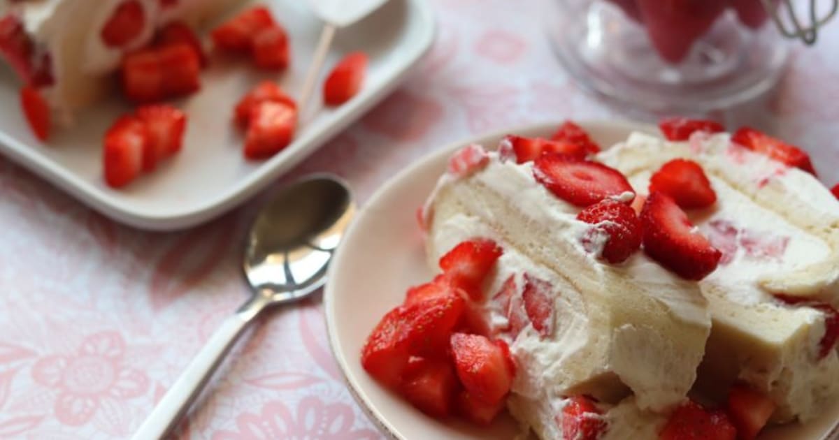 Le Roule Japonais Aux Fraises Et A La Creme Chantilly Mascarpone Recette Par Mon Ilot Patisseries