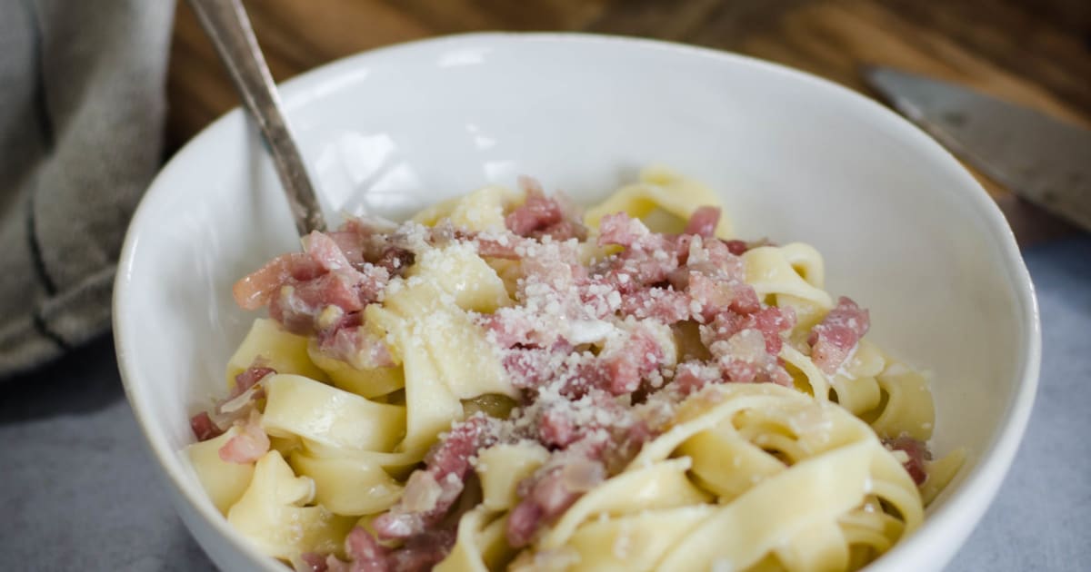 Pâtes aux lardons, oignons et crème Recette par Tangerine Zest