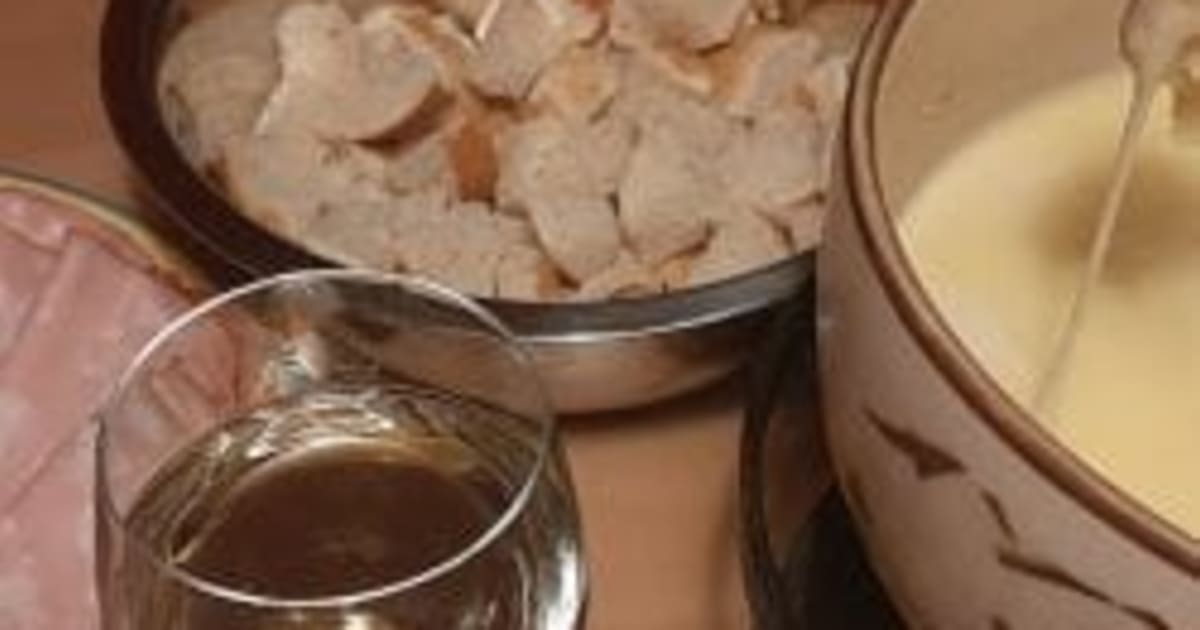 Recette de fondue Savoyarde aux 4 fromages. Plat hivernal - Recette par The Best Recipes