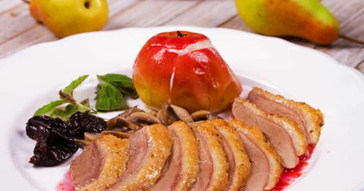 утиное филе с яблоками. грудки запеченные с яблоками. куриная грудка с яблоками в духовке. грудки запеченные с яблоками. грудки запеченные с яблоками.