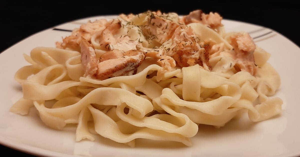 Pâtes au saumon frais un plat italien avec des tagliatelles