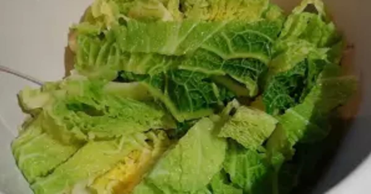 Comment blanchir le chou vert quelques minutes à l'eau bouillante