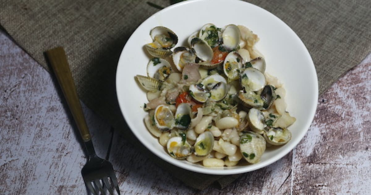 Mogettes aux coques à l'ail et persil - Recette par épicétout