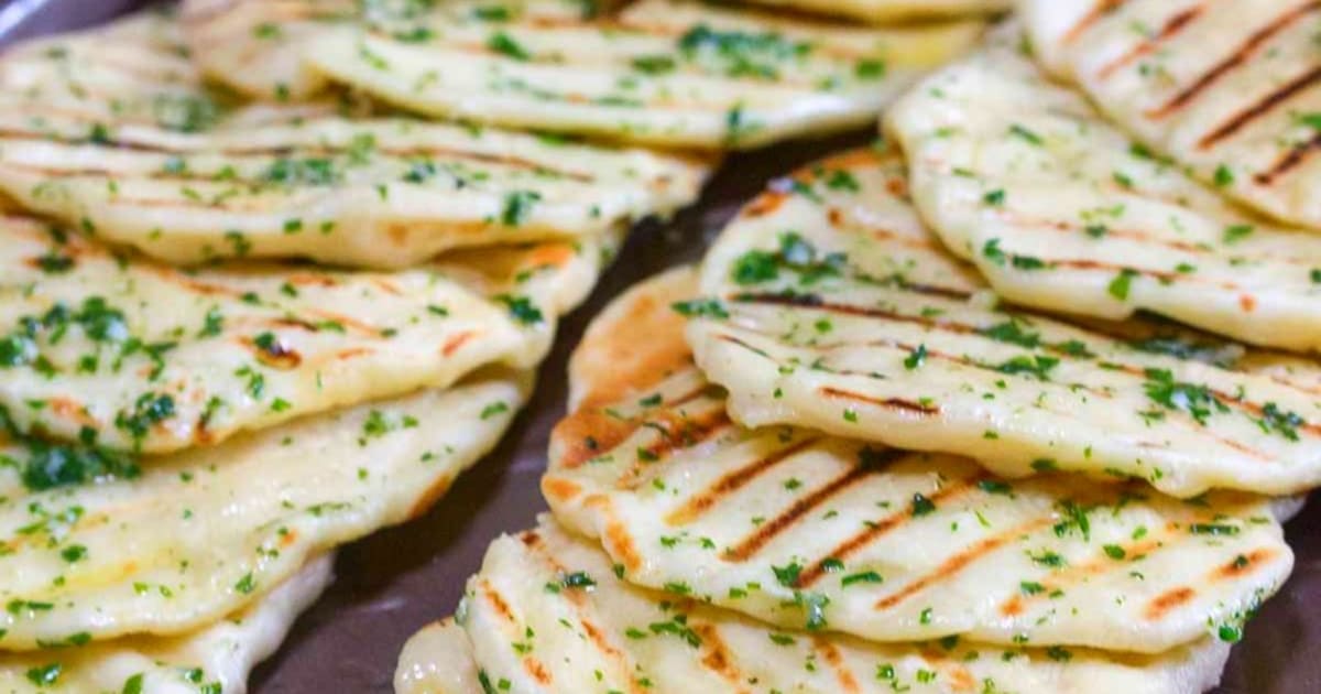 Flatbread facile de Jamie Oliver au beurre d'ail des ours Recette par