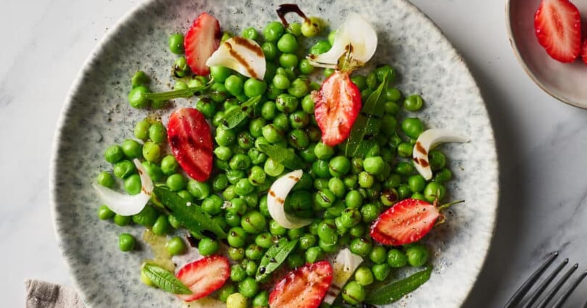 Salade de petits pois et fraises pour une entrée légère et printanière