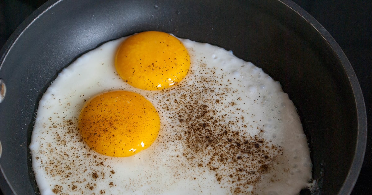 Oeufs à la poêle et oeufs miroir - Recette par Chef Simon