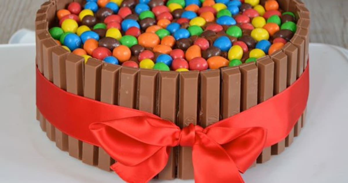 Recette - Gâteau aux smarties et kit kat en vidéo 