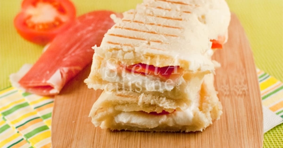 Panini italien garnis de jambon cru, mozzarella, tomates et pesto