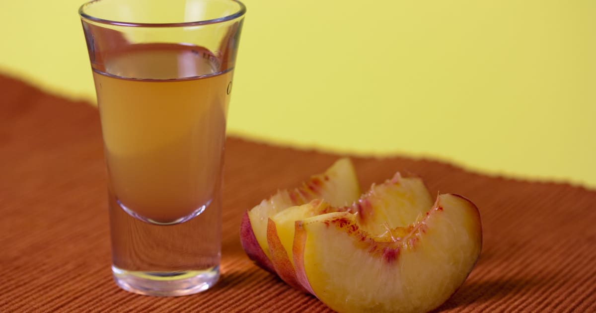 La liqueur de pêche de vignes parfume cocktails et desserts
