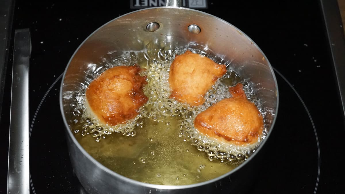 Croustillons en train de frire dans une casserole