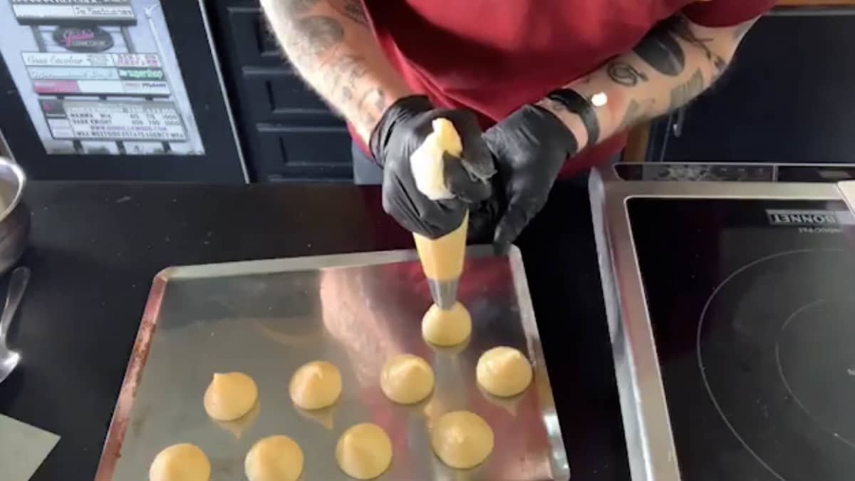 Chef Simon couche les choux sur plaque
