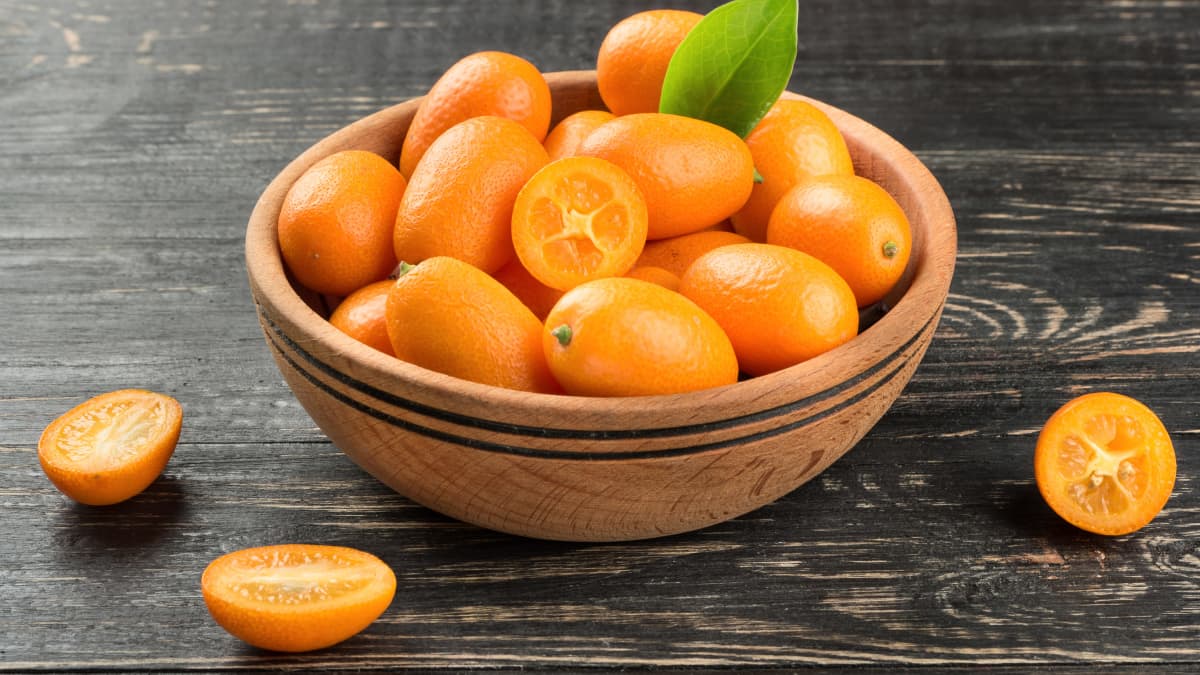Des kumquat dans un bol en bois