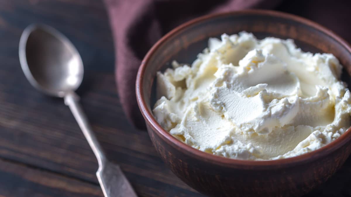 Mascarpone dans un bol marron et cuiller