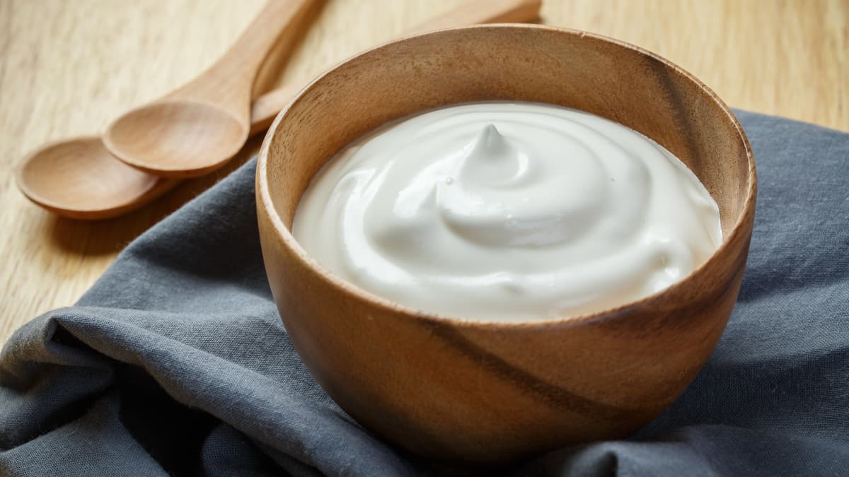 Fromage blanc dans un bol en bois