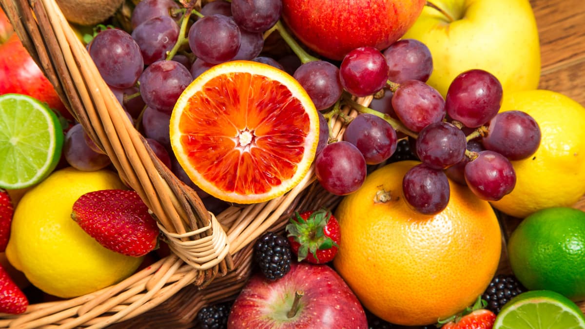 Panier de fruits frais variés