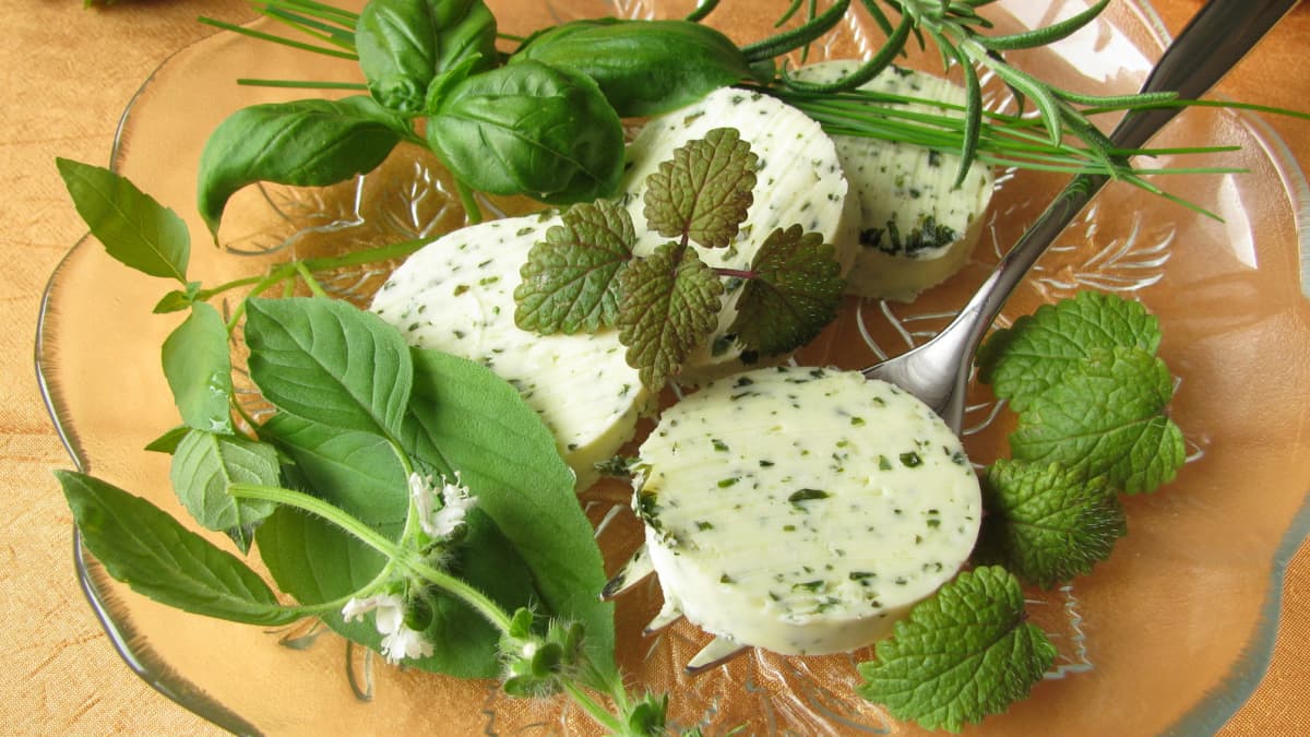 Assiette d'herbes fraîches et beurres composés