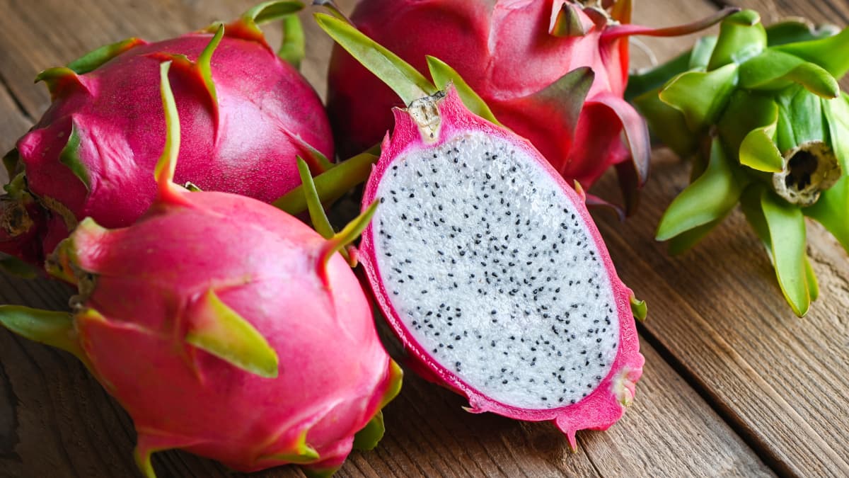 Fruits du dragon sur table en bois