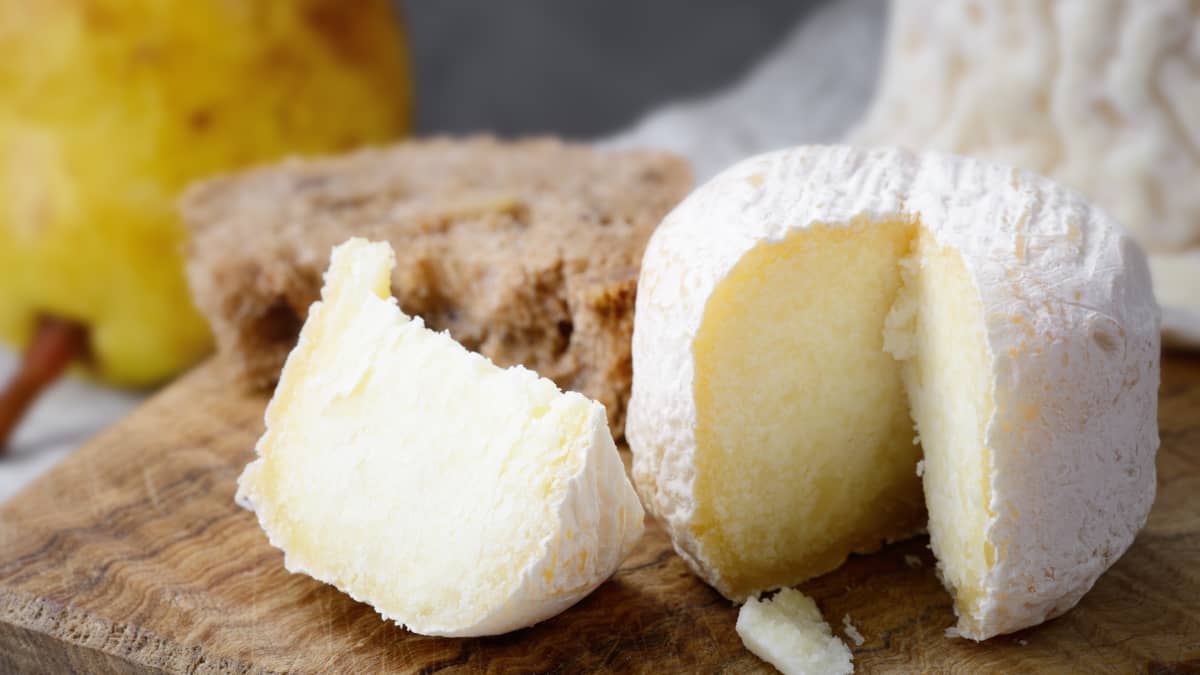 Crottin de Chavignol entamé sur planche de bois