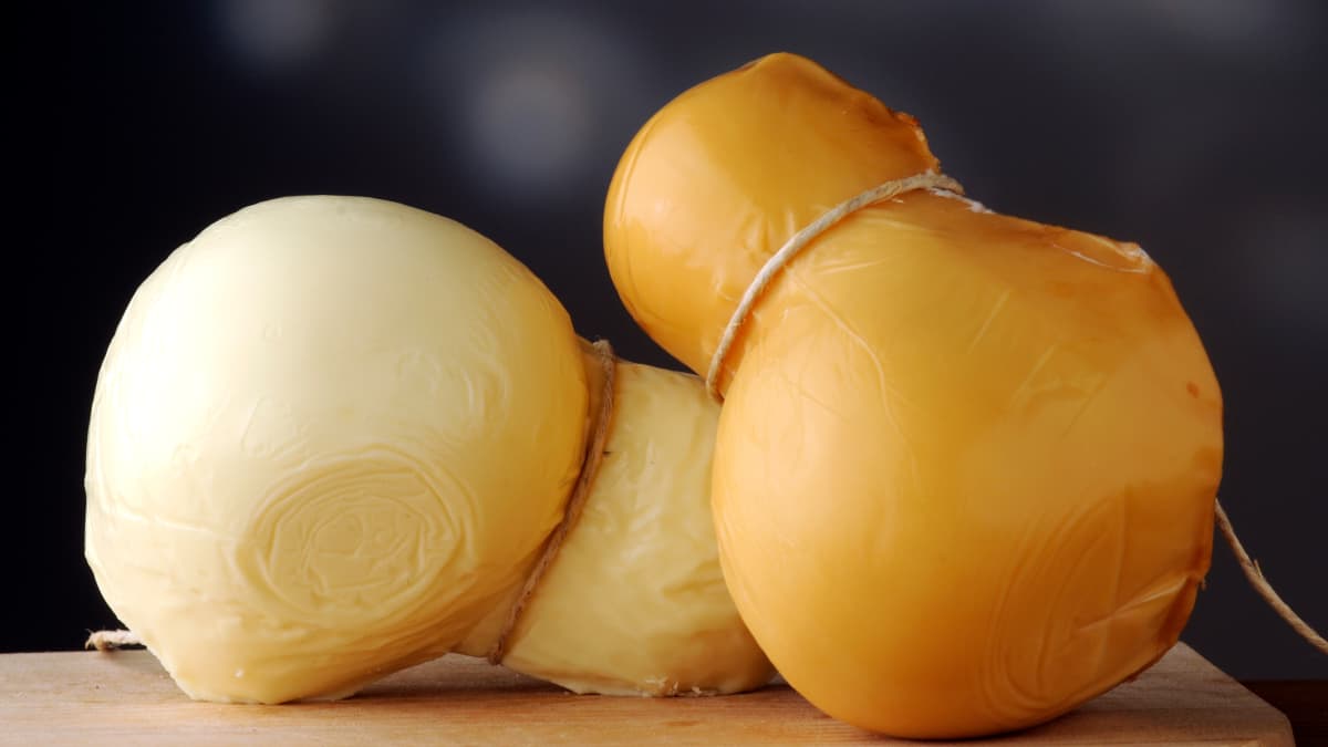 Scamorza blanche et fumée sur planche de bois
