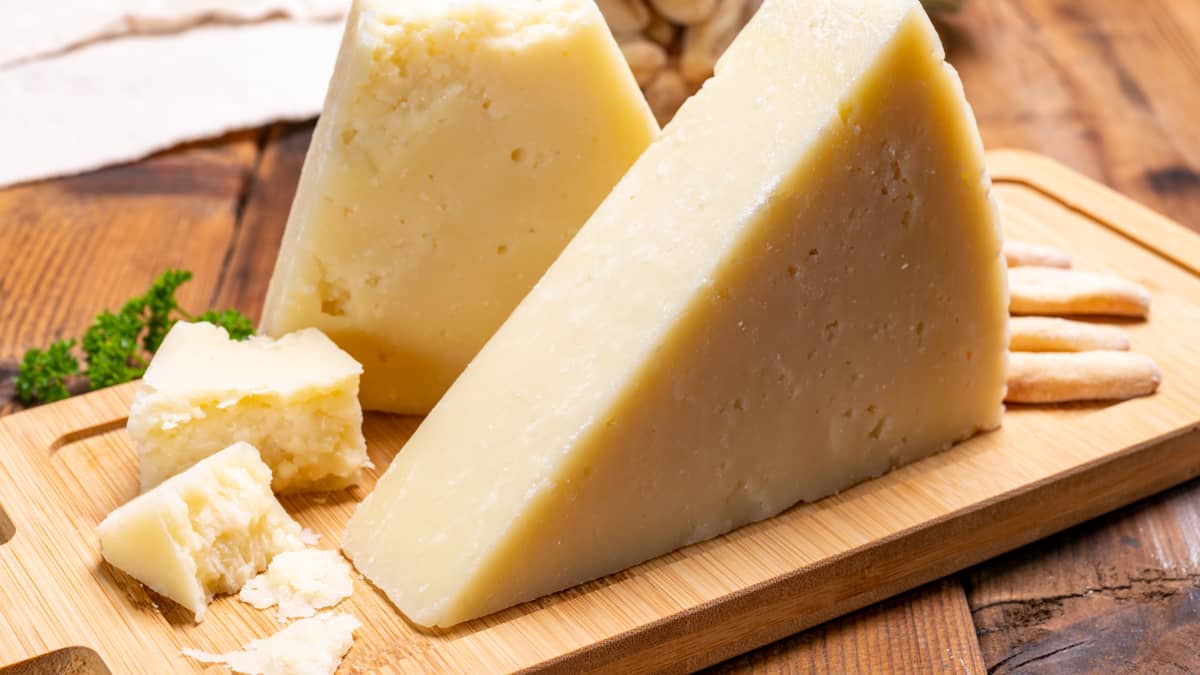 Portions de pecorino sur planche en bois